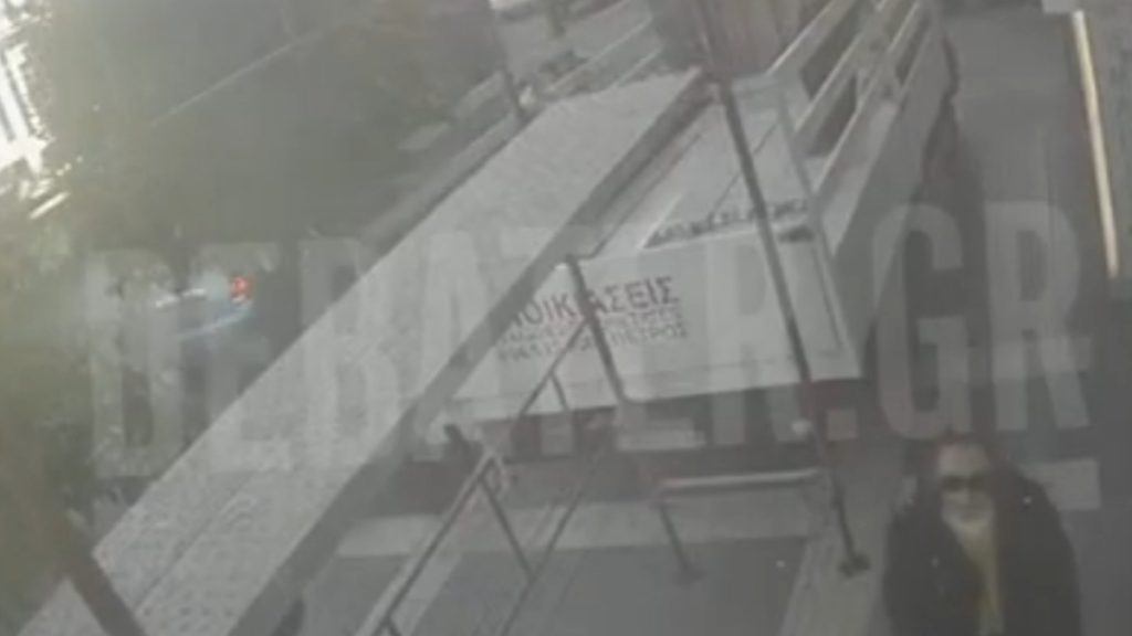 Πειραιάς: Βίντεο ντοκουμέντο με τον 20χρονο οδηγό που παρέσυρε πεζή και έπεσε σε σταθμευμένα ΙΧ