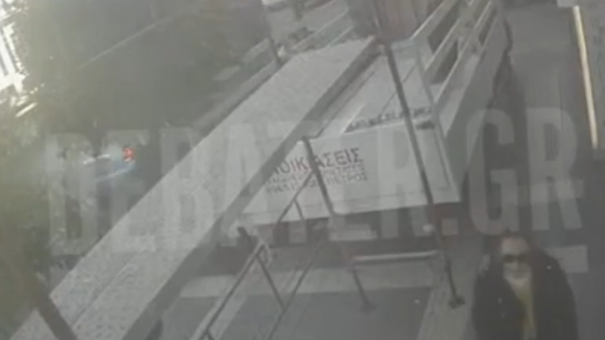 Πειραιάς: Βίντεο ντοκουμέντο με τον 20χρονο οδηγό που παρέσυρε πεζή και έπεσε σε σταθμευμένα ΙΧ