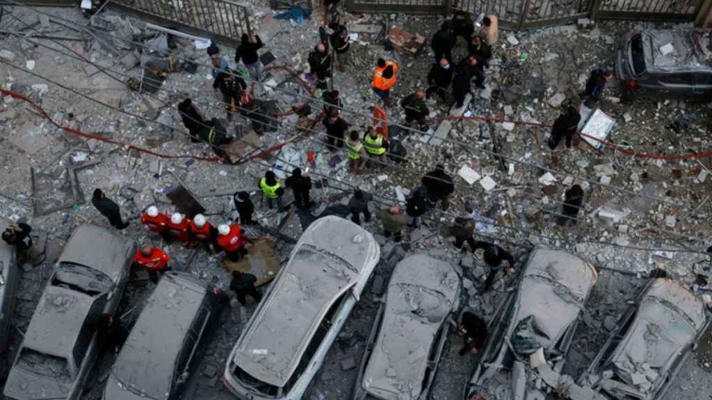 Χτυπήθηκαν 3 πλοία στα Στενά του Ορμούζ – Το Ιράν απειλεί κολοσσούς και τράπεζες στη Μέση Ανατολή – 11 νεκροί στον Λίβανο