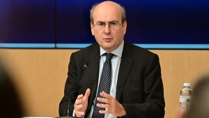 Χατζηδάκης: “Από σήμερα οι μειώσεις στις τιμές προμήθειας βενζίνης και ντίζελ”