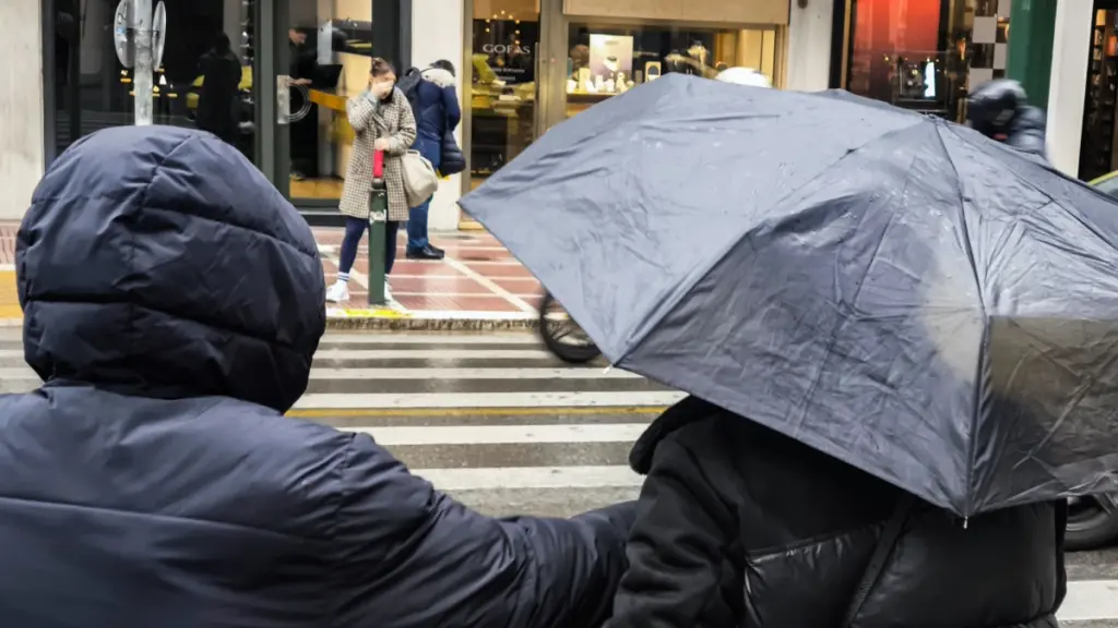 Άλλαξε το σκηνικό του καιρού: Καλοκαιρινή μπόρα ξέσπασε στην Αττική