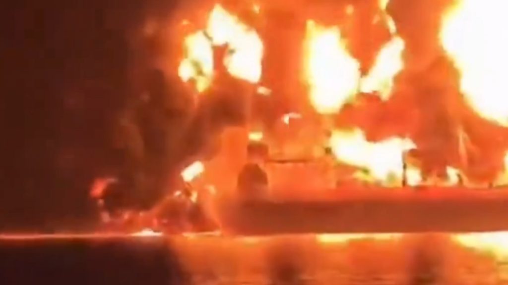 Ελληνόκτητο το ένα από τα δύο τάνκερ που χτυπήθηκαν στον Περσικό – Ένας νεκρος και 38 διασωθέντες