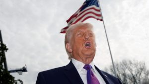 Τραμπ: “Κοντά στην ήττα” η Τεχεράνη – Έτοιμο για μακρύ “πόλεμο φθοράς” δηλώνει το Ιράν