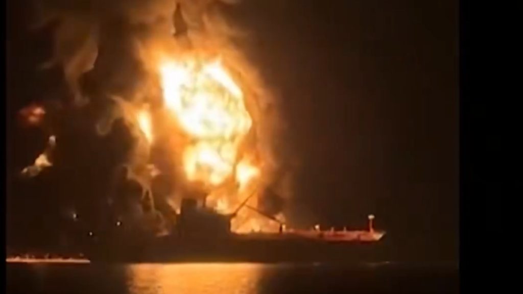 Περσικός Κόλπος: Σώο το 22μελές πλήρωμα του ελληνόκτητου τάνκερ “Zefyros” – Πώς έγινε το χτύπημα (βίντεο)