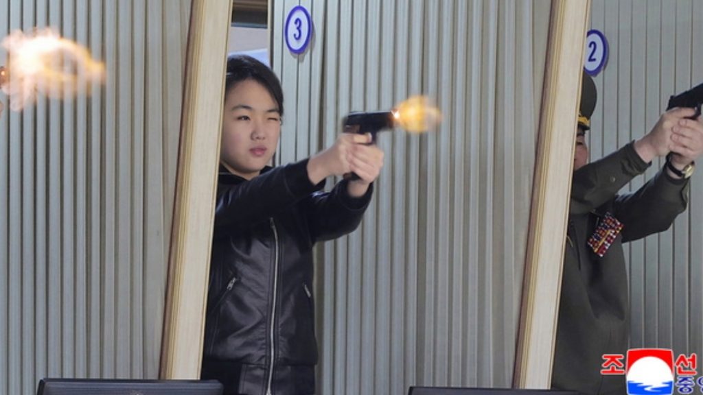 Βόρεια Κορέα: Στη δημοσιότητα φωτογραφία με την έφηβη κόρη του Κιμ Γιονγκ Ουν να πυροβολεί