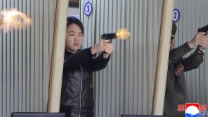 Βόρεια Κορέα: Στη δημοσιότητα φωτογραφία με την έφηβη κόρη του Κιμ Γιονγκ Ουν να πυροβολεί