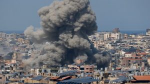 Μπαράζ επιθέσεων στο Ισραήλ, το Ιράν λέει ότι έπληξε σημαντικούς στόχους – “Κόλαση” στον Περσικό Κόλπο