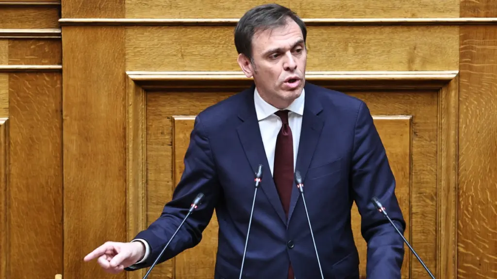 Μάντζος για το λογοπαίγνιο στη Βουλή με στίχους του “Ferto”: “Όλα αρχίζουν από τον γιο μου”