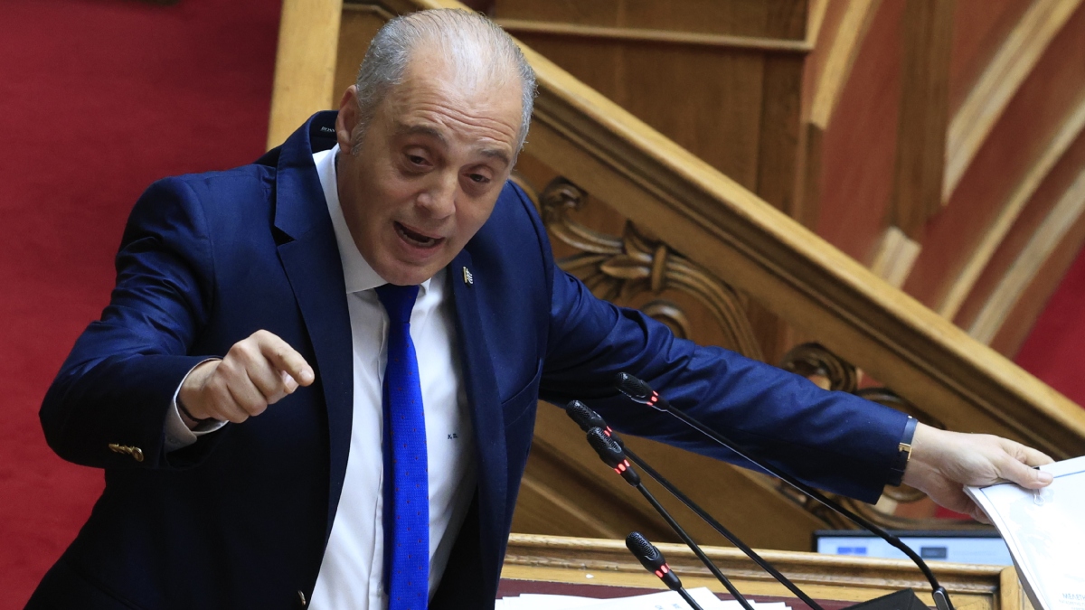 Ο Βελόπουλος εξύμνησε τη Χούντα στη Βουλή:  “Η μόνη σοβαρή δουλειά στις εξορύξεις έγινε την 7ετία”