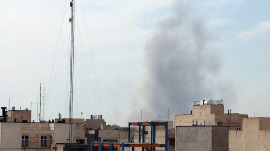 Επιθέσεις στην Τεχεράνη, συναγερμός στην Τουρκία για πύραυλο – Οι Φρουροί της Επανάστασης απειλούν με σκληρή καταστολή