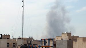 Επιθέσεις στην Τεχεράνη, συναγερμός στην Τουρκία για πύραυλο – Οι Φρουροί της Επανάστασης απειλούν με σκληρή καταστολή