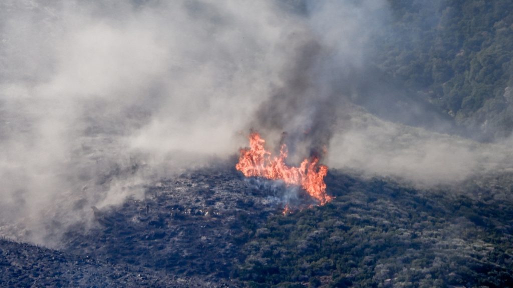 Φωτιά στην Αρραβωνίτσα Αχαΐας – Επιχειρούν ισχυρές πυροσβεστικές δυνάμεις