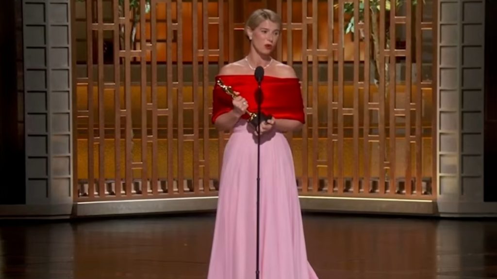 Όσκαρ 2026: Η Jessie Buckley αφιέρωσε το βραβείο Α’ Γυναικείου Ρόλου “στο όμορφο χάος της καρδιάς μιας μητέρας»