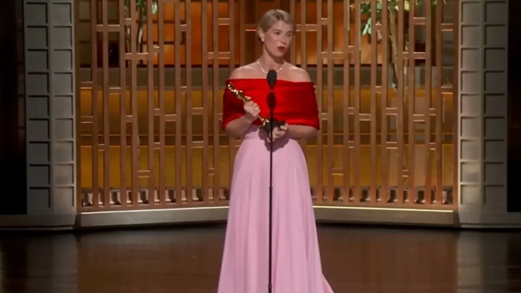 Όσκαρ 2026: Η Jessie Buckley αφιέρωσε το βραβείο Α’ Γυναικείου Ρόλου “στο όμορφο χάος της καρδιάς μιας μητέρας»