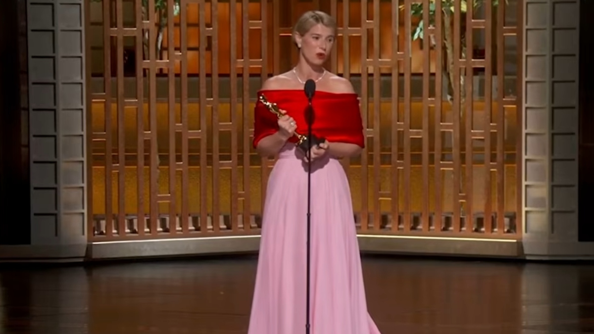 Όσκαρ 2026: Η Jessie Buckley αφιέρωσε το βραβείο Α’ Γυναικείου Ρόλου “στο όμορφο χάος της καρδιάς μιας μητέρας»