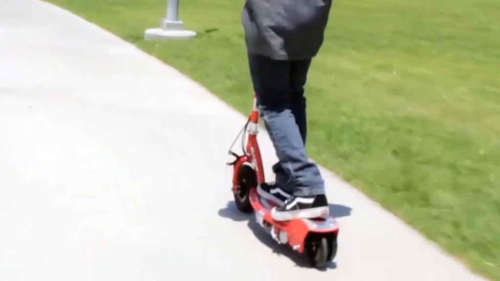 Παραμένει στη ΜΕΘ ο 14χρονος που έπεσε από πατίνι – “Τον έσωσε το κράνος, περιμένουμε να τον ξυπνήσουν”