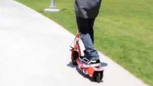 Παραμένει στη ΜΕΘ ο 14χρονος που έπεσε από πατίνι – “Τον έσωσε το κράνος, περιμένουμε να τον ξυπνήσουν”