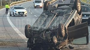 Θεσσαλονίκη: Αυτοκίνητο εξετράπη της πορείας του και ανατράπηκε – Τραυματίστηκε 20χρονος
