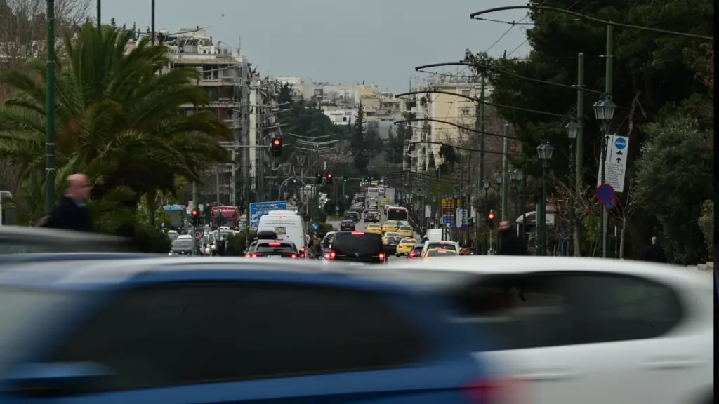 Κίνηση: Ουρές χιλιομέτρων στον Κηφισό – Προβλήματα και στο κέντρο της Αθήνας
