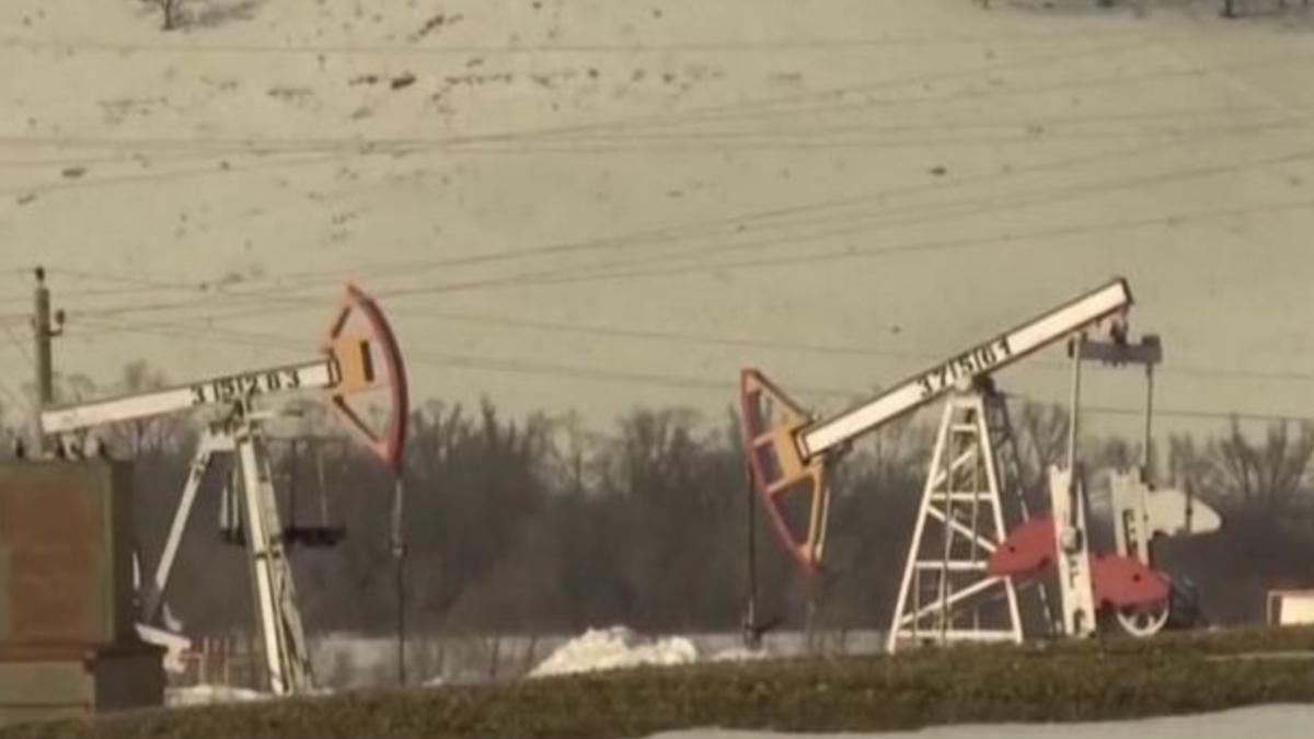 Υποχώρησαν οι τιμές του πετρελαίου, αλλά το Brent παραμένει πάνω από τα 100 δολάρια το βαρέλι