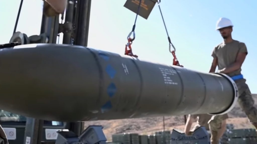 Δείτε τις διατρητικές βόμβες 2,5 τόνων με τις οποίες χτύπησαν οι ΗΠΑ ιρανικές βάσεις στα Στενά του Ορμούζ