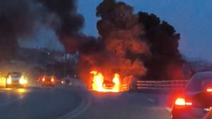 Κορωπί: Αυτοκίνητο λαμπάδιασε εν κινήσει – Σώθηκε την τελευταία στιγμή ο οδηγός (βίντεο)