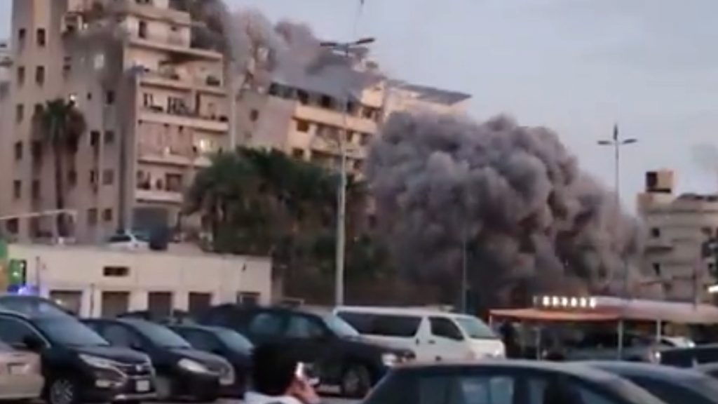 Λίβανος: Το Ισραήλ βομβάρδισε πολυκατοικία στη Βηρυτό – Δείτε τη στιγμή που καταρρέει το κτίριο (βίντεο)