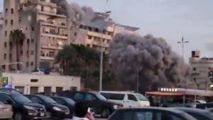 Λίβανος: Το Ισραήλ βομβάρδισε πολυκατοικία στη Βηρυτό – Δείτε τη στιγμή που καταρρέει το κτίριο (βίντεο)