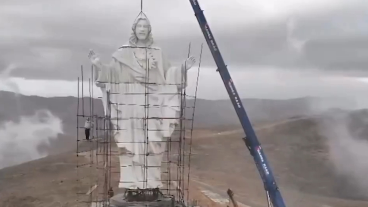 Τεράστιο άγαλμα του Χριστού στα σύνορα Λιβάνου-Συρίας – Η περιοχή είχε βομβαρδιστεί από το 2016 από το ISIS