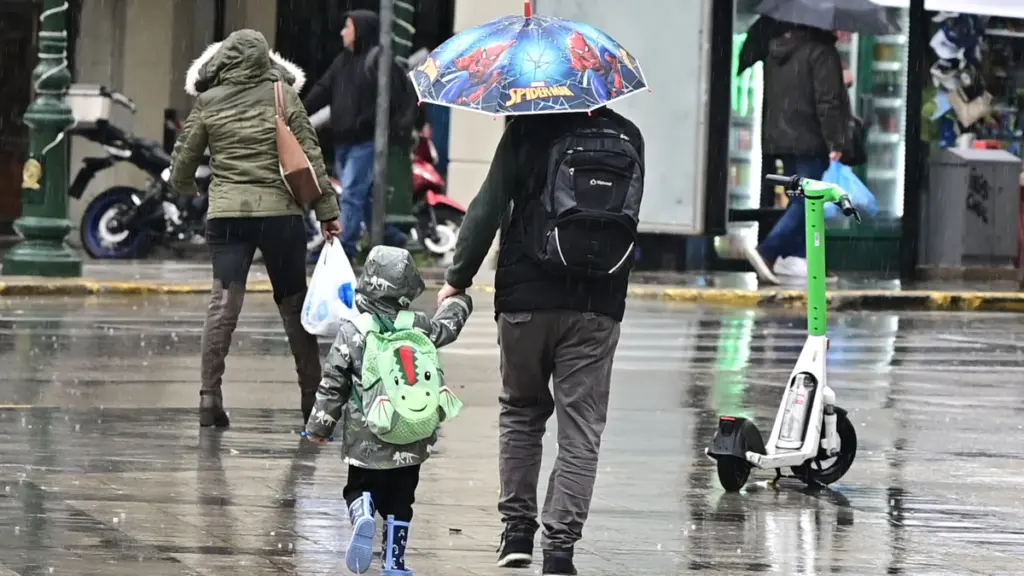 Καιρός αύριο: Βροχές, πτώση της θερμοκρασίας και … χιόνια