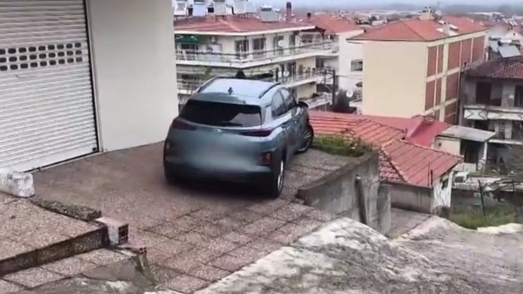 Προσήχθη ύποπτος στη Βέροια για την υπόθεση της 24χρονης που βρέθηκε άγρια χτυπημένη σε πυλωτή πολυκατοικίας