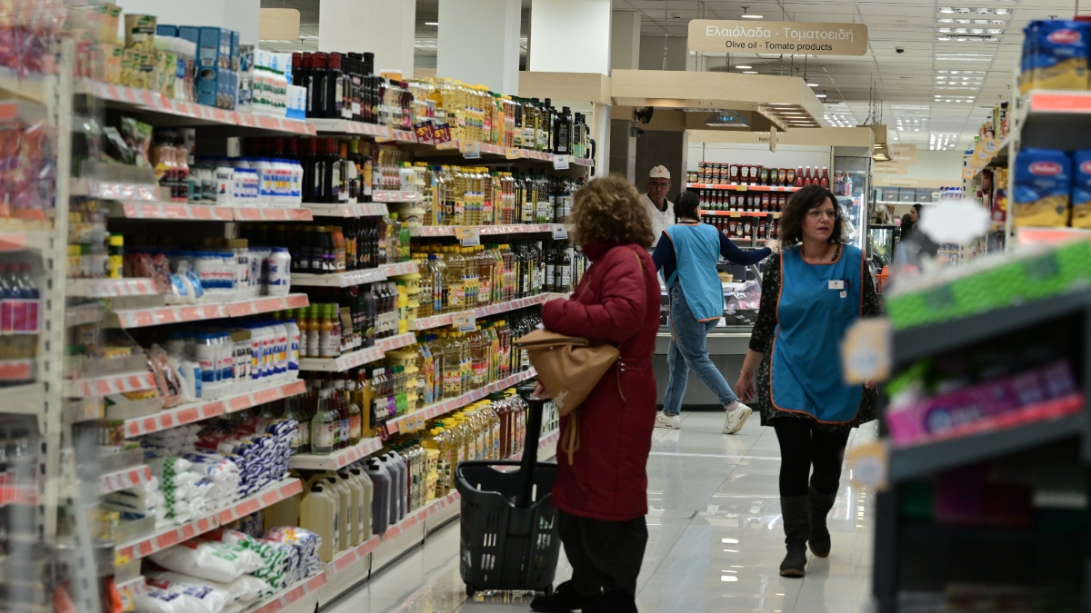 Έρευνα: Ανήσυχοι οι Έλληνες καταναλωτές – Τι φοβούνται μετά το ξέσπασμα του πολέμου στη Μέση Ανατολή