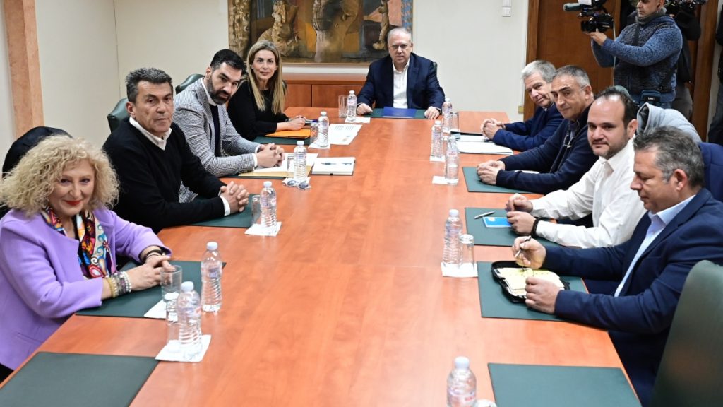 “Παγώνουν” οι κινητοποιήσεις των βενζινοπωλών – Τι συμφωνήθηκε στη συνάντηση με Θεοδωρικάκο