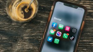 Η εκτεταμένη χρήση των social media υπονομεύει την ευτυχία των νέων