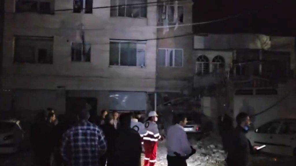 Ευρείας κλίμακας ισραηλινή επίθεση στο Ιράν, βομβαρδισμός ισοπέδωσε γειτονιά – Νέα πλήγματα και στο Ισραήλ