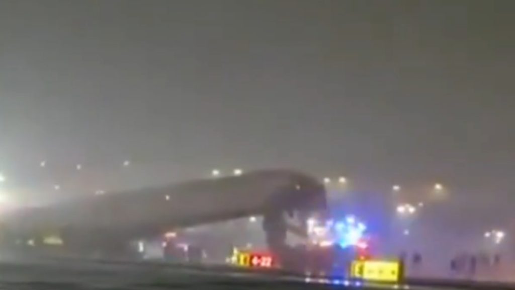 Νέα Υόρκη: Σύγκρουση αεροσκάφους με πυροσβεστικό όχημα στο αεροδρόμιο La Guardia – Πληροφορίες για τραυματίες