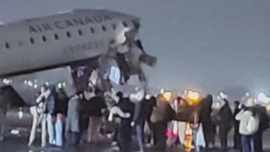 Νέα Υόρκη: Σύγκρουση αεροσκάφους με πυροσβεστικό όχημα στο αεροδρόμιο La Guardia – Πληροφορίες για νεκρούς και τραυματίες