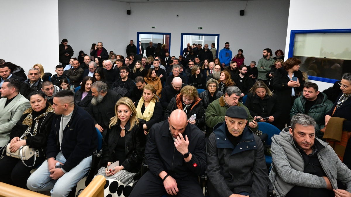 Διεκόπη η δίκη για τα Τέμπη για να βγουν οι κάμερες από την αίθουσα – Ένταση μέσα μεταξύ συγγενών θυμάτων και κατηγορουμένων (Εικόνες)