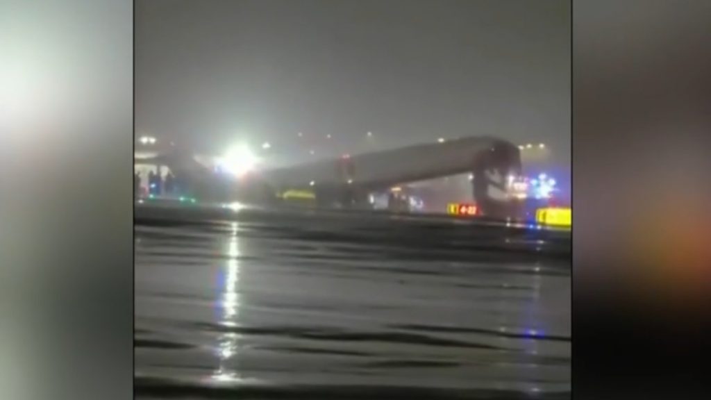 Νέα Υόρκη: 2 νεκροί από τη σύγκρουση του αεροσκάφους με το πυροσβεστικό στο αεροδρόμιο La Guardia