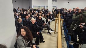 Μετ’ εμποδίων η δίκη για τα Τέμπη: Νέα διακοπή – Διαμαρτύρονται οι συγγενείς για την αίθουσα, “ντροπή, αυτός είναι σεβασμός;” (Εικόνες)