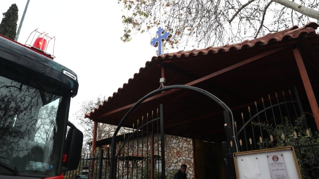 Λιοσίων: Στάχτη και αποκαΐδια η αποθήκη στην εκκλησία του ρασοφόρου Youtuber – Την είχε ως “καβάτζα” ναρκωτικών (Εικόνες)