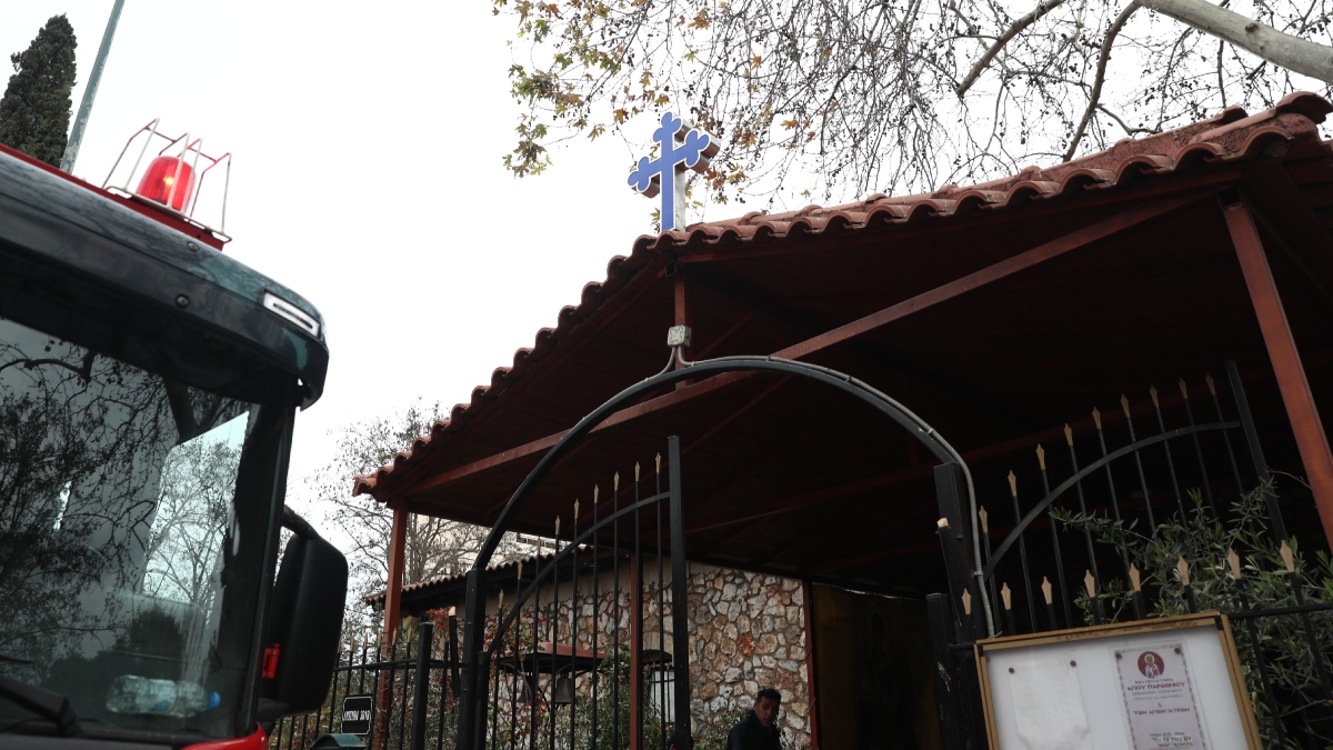 Λιοσίων: Στάχτη και αποκαΐδια η αποθήκη στην εκκλησία του ρασοφόρου Youtuber – Την είχε ως “καβάτζα” ναρκωτικών (Εικόνες)