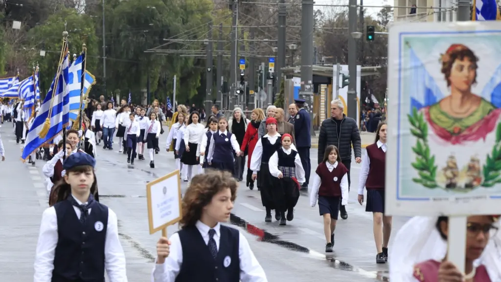 25η Μαρτίου: Υπό βροχή η μαθητική παρέλαση στο κέντρο της Αθήνας – Δείτε φωτογραφίες και βίντεο