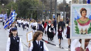 25η Μαρτίου: Υπό βροχή η μαθητική παρέλαση στο κέντρο της Αθήνας – Δείτε φωτογραφίες και βίντεο