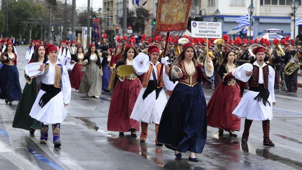 25η Μαρτίου: Υπό βροχή η μαθητική παρέλαση στο κέντρο της Αθήνας – Δείτε φωτογραφίες και βίντεο