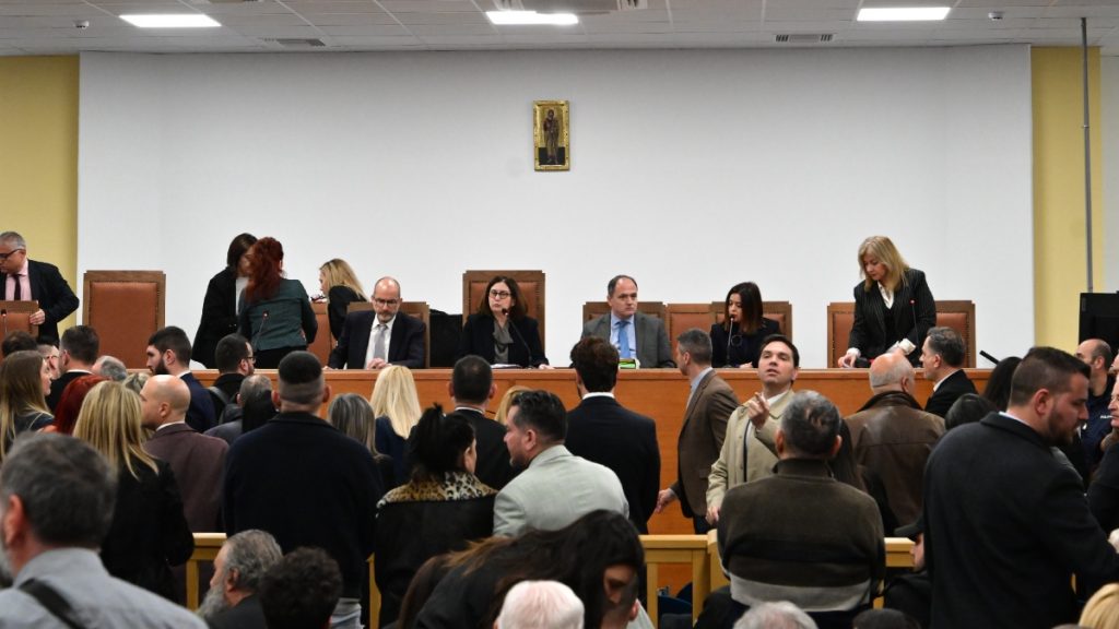 Άρειος Πάγος για δίκη Τεμπών: “Δεν αρμόζουν φαινόμενα ‘αγανακτισμένων’, κάποιοι απειλούν δικαστές” – Τι λέει για την αίθουσα