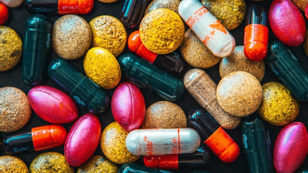 Βιταμίνες D και Β12: Σε ποιους χορηγείται, πότε και πώς – Επικίνδυνη η ανεξέλεγκτη λήψη τους