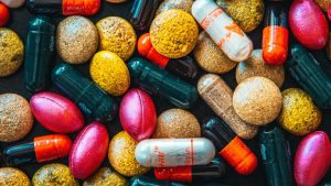 Βιταμίνες D και Β12: Σε ποιους χορηγείται, πότε και πώς – Επικίνδυνη η ανεξέλεγκτη λήψη τους