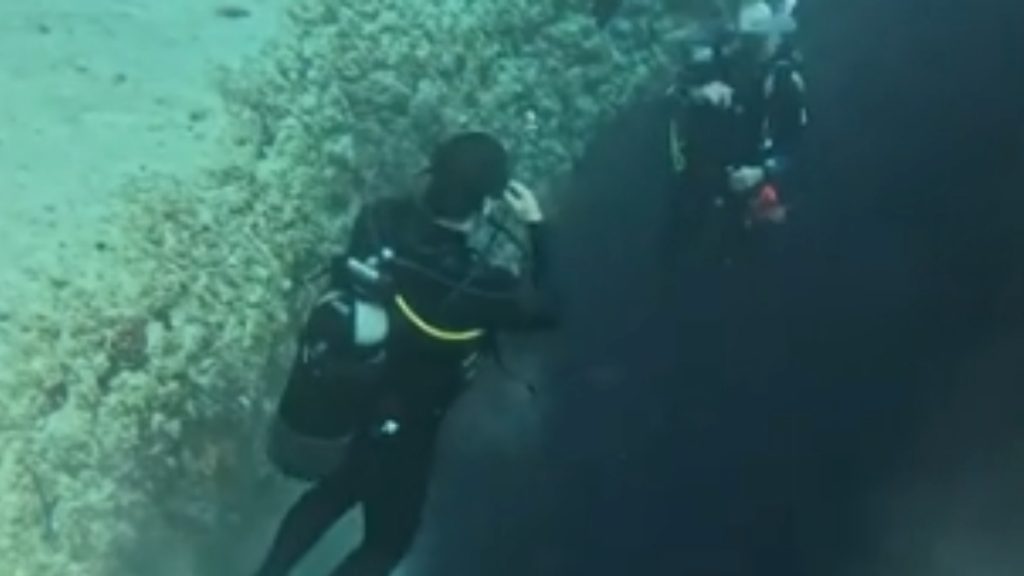 Δείτε δύτες να κατεβαίνουν στο “πηγάδι του διαβόλου” στα Λμανάκια της Βουλιαγμένης (βίντεο)