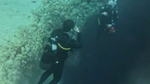 Δείτε δύτες να κατεβαίνουν στο “πηγάδι του διαβόλου” στα Λμανάκια της Βουλιαγμένης (βίντεο)